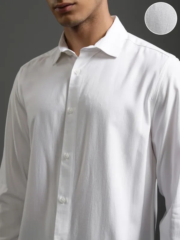 Highlander Men White Solid Slim Fit Casual Shirt