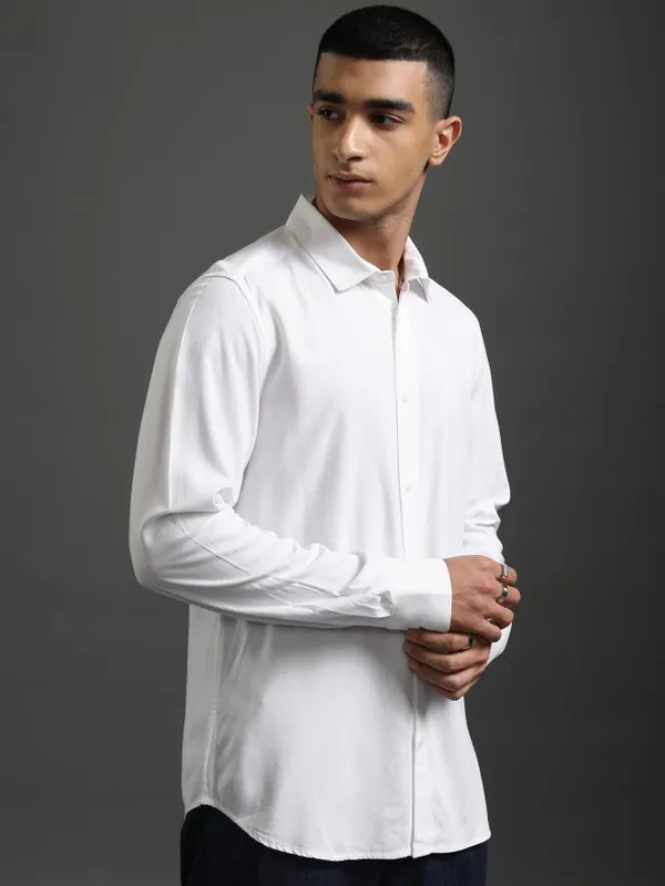 Highlander Men White Solid Slim Fit Casual Shirt