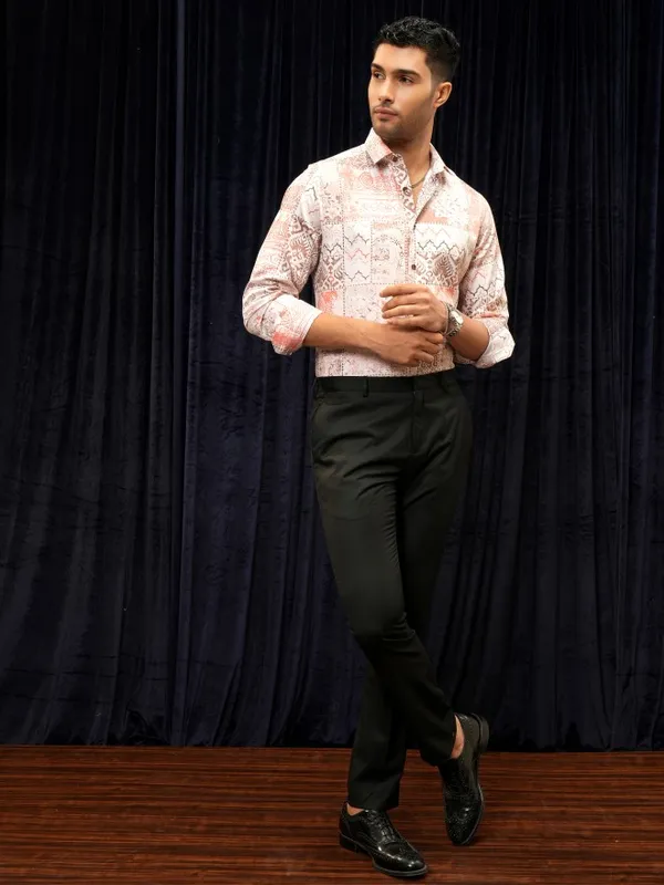 Locomotive Premium Men Pink Printed Slim Fit Casual Shirt