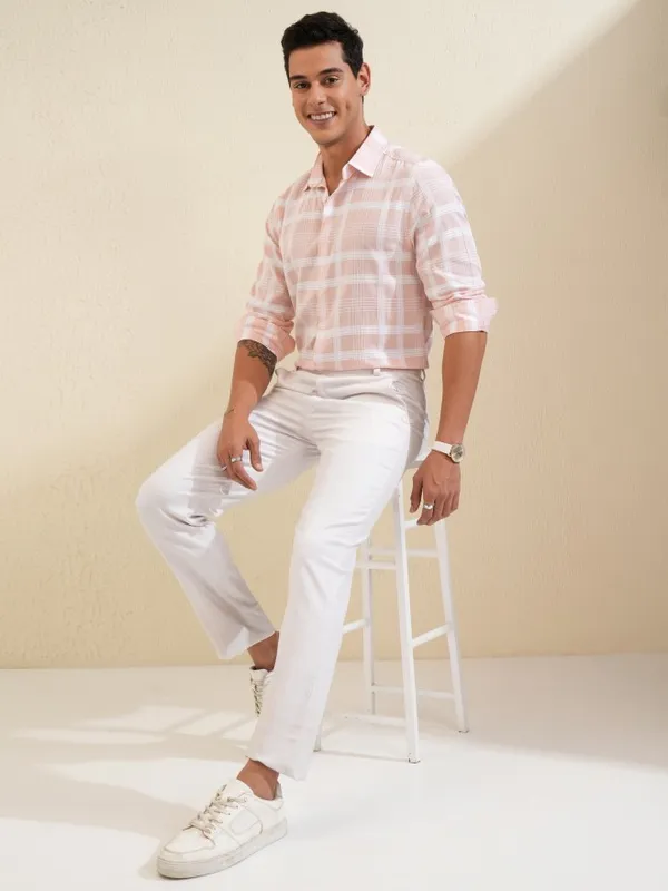 Locomotive Men Peach Checked Regular Fit Casual Shirt