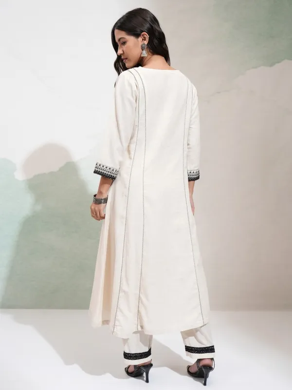 Vishudh Women Natural Embroidered Ethnic Kurta Set With Pants 