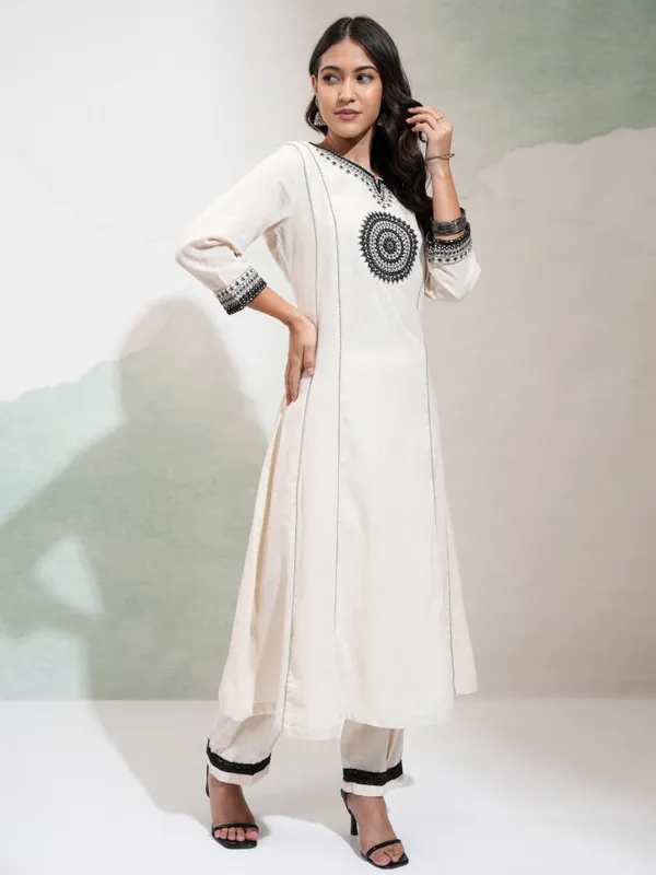 Vishudh Women Natural Embroidered Ethnic Kurta Set With Pants 