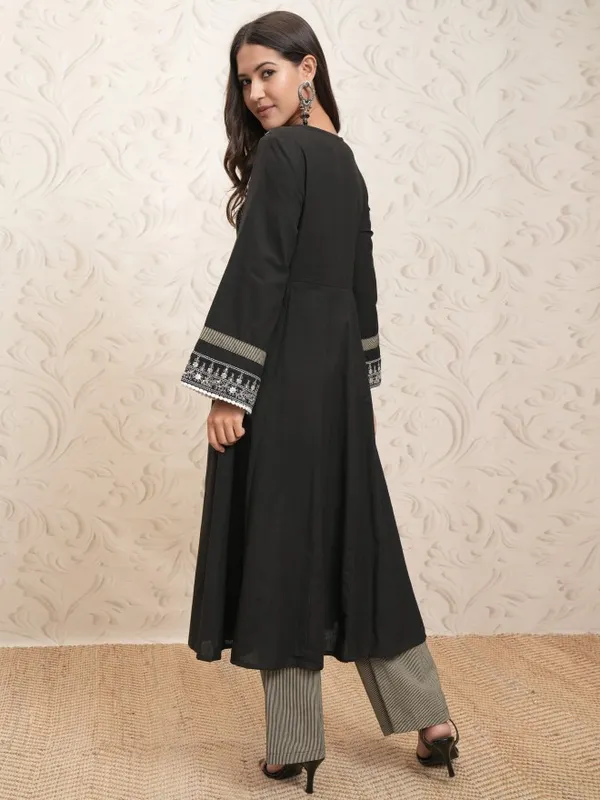 Vishudh Women Black Embroidered Kurta With Palazzo