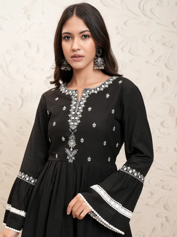 Vishudh Women Black Black Embroidered Ethnic Kurta With Pants