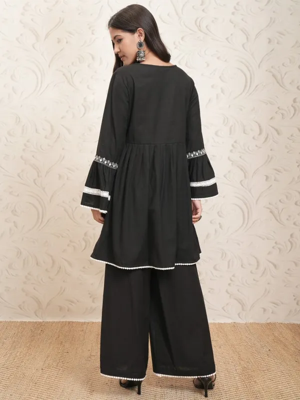 Vishudh Women Black Black Embroidered Ethnic Kurta With Pants