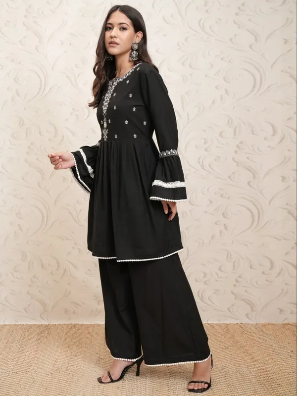 Vishudh Women Black Black Embroidered Ethnic Kurta With Pants