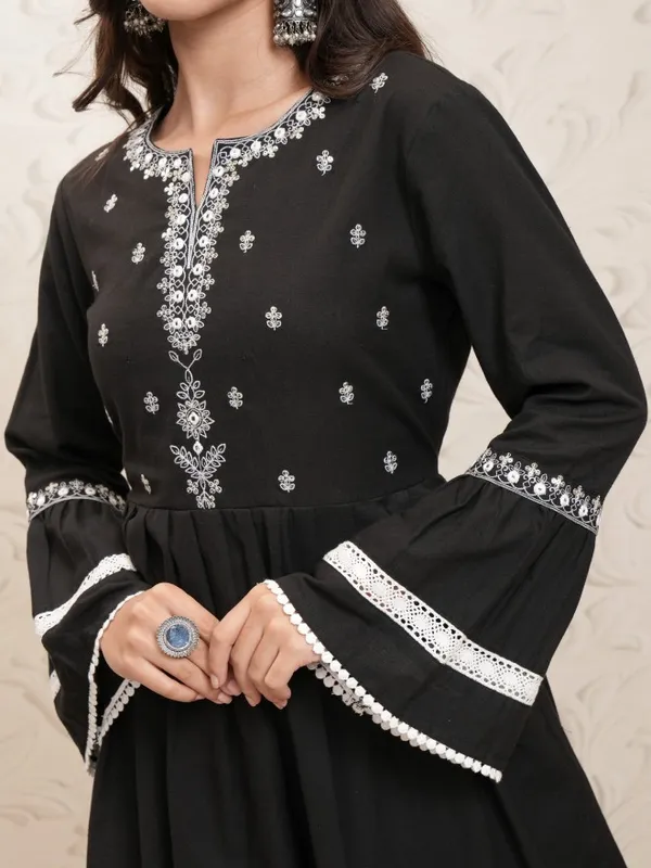 Vishudh Women Black Black Embroidered Ethnic Kurta With Pants