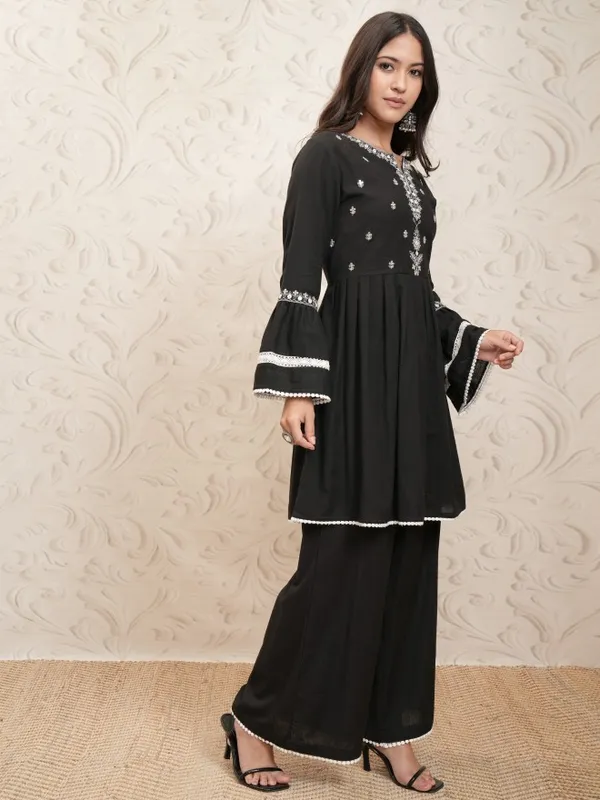Vishudh Women Black Black Embroidered Ethnic Kurta With Pants