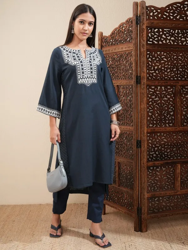 Vishudh Women Blue Embroidered Straight Kurta