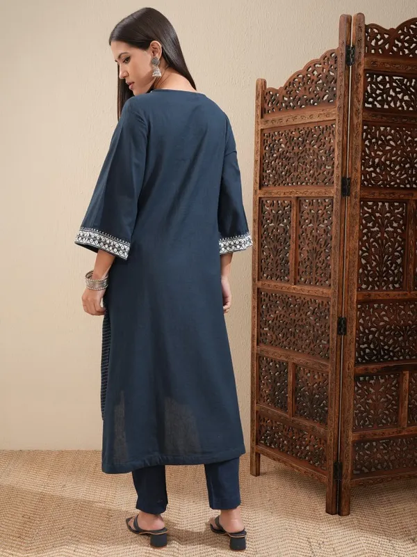 Vishudh Women Blue Embroidered Straight Kurta