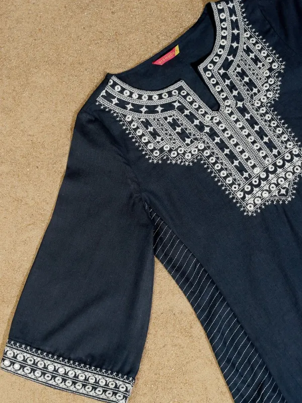 Vishudh Women Blue Embroidered Straight Kurta