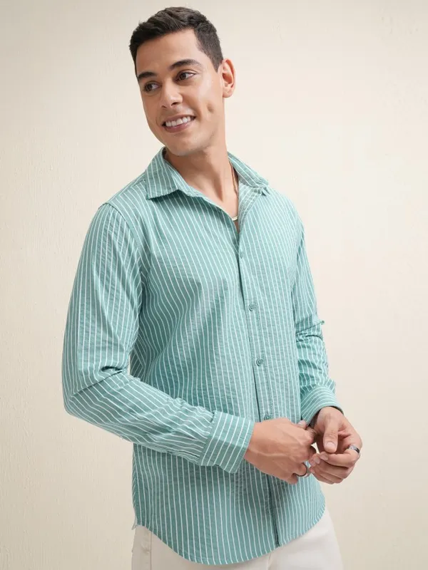 Locomotive Premium Men Green Striped Regular Fit Casual Shirt