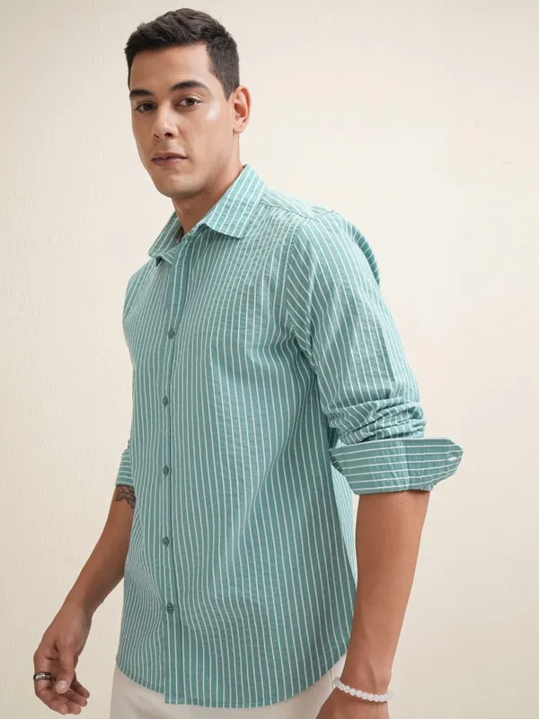 Locomotive Premium Men Green Striped Regular Fit Casual Shirt