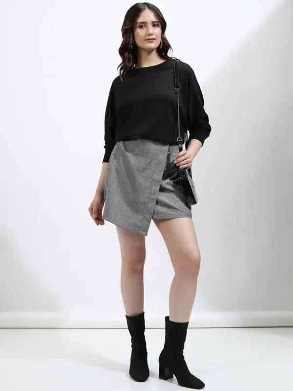 Tokyo Talkies Women Black Solid Round Neck T-Shirt