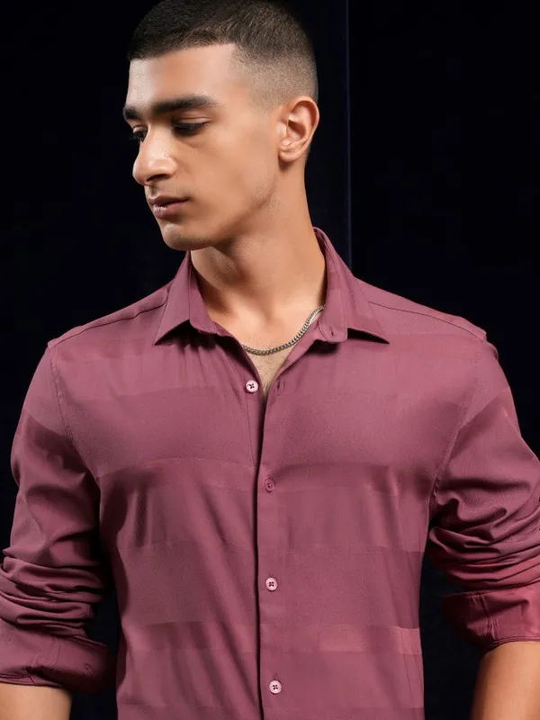 Highlander Men Pink Striped Regular Fit Casual Shirt