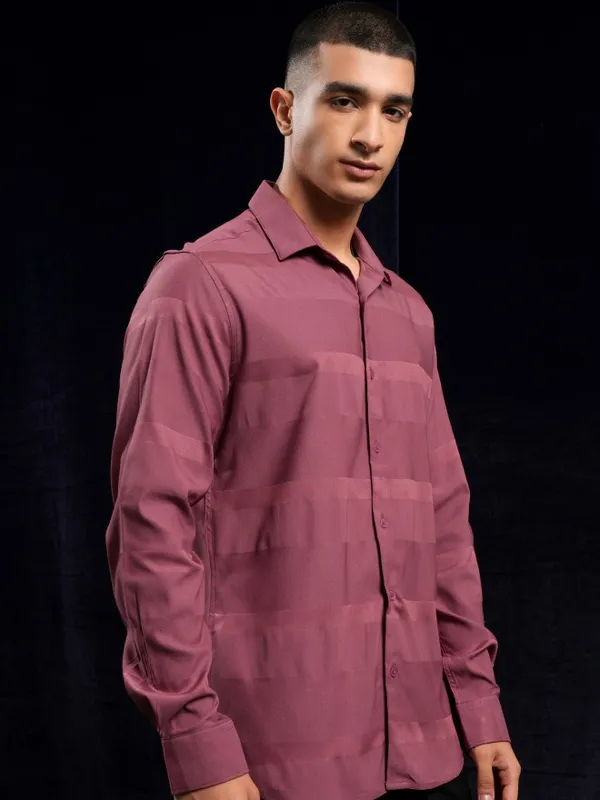 Highlander Men Pink Striped Regular Fit Casual Shirt
