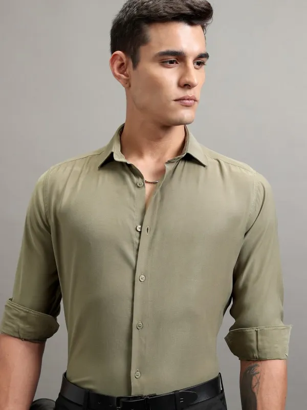 Highlander Men Olive Solid Slim Fit Casual Shirt