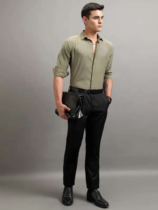 Highlander Men Olive Solid Slim Fit Casual Shirt