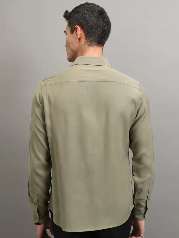 Highlander Men Olive Solid Slim Fit Casual Shirt