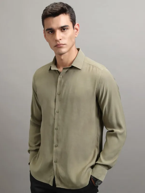 Highlander Men Olive Solid Slim Fit Casual Shirt