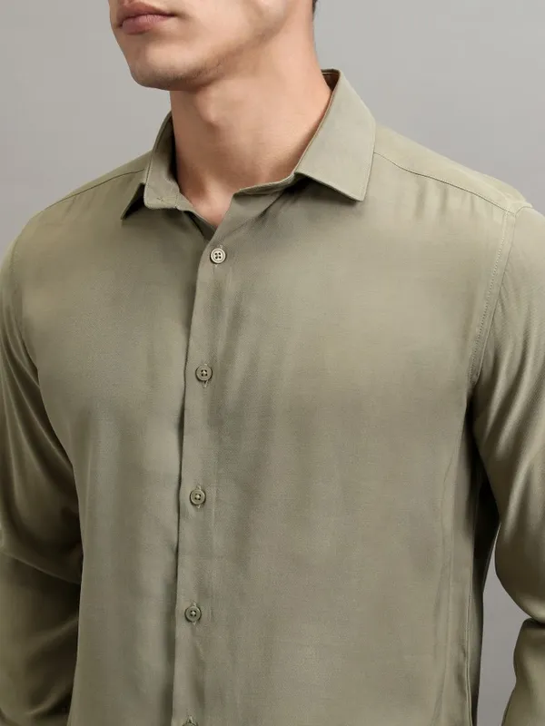 Highlander Men Olive Solid Slim Fit Casual Shirt