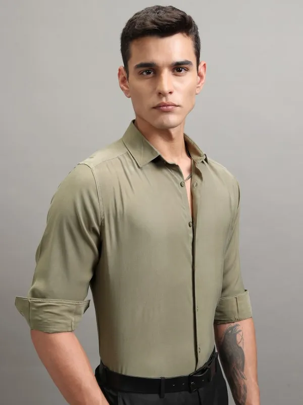 Highlander Men Olive Solid Slim Fit Casual Shirt