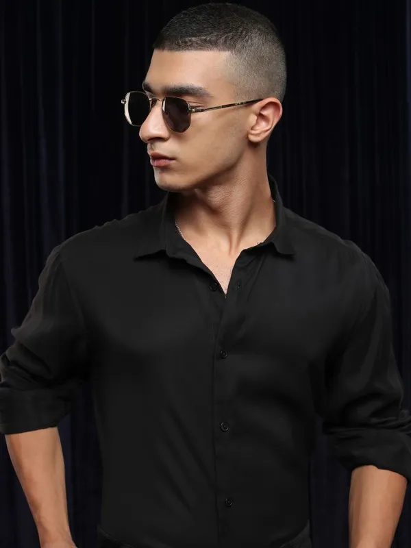 Highlander Men Black Solid Slim Fit Casual Shirt