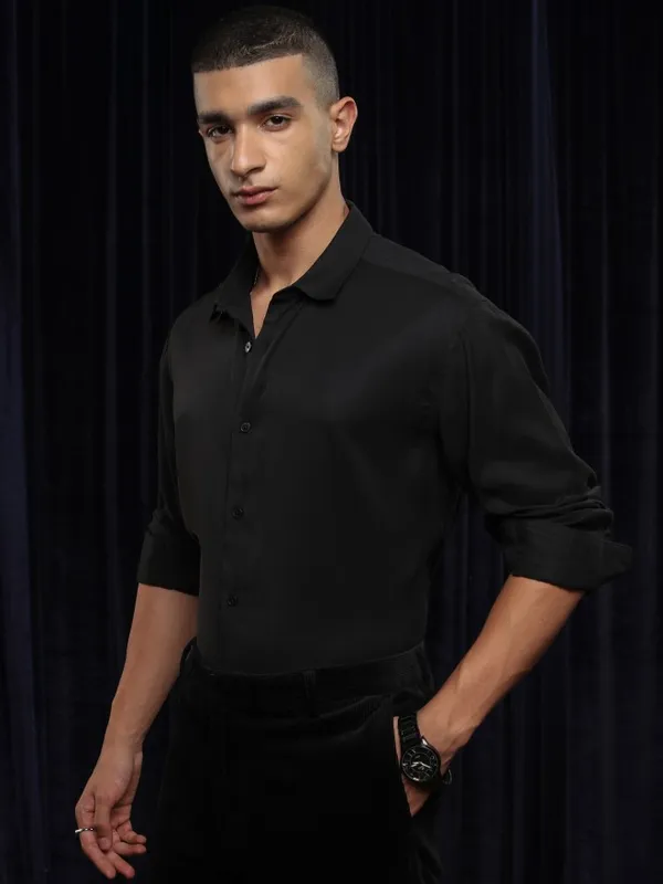 Highlander Men Black Solid Slim Fit Casual Shirt