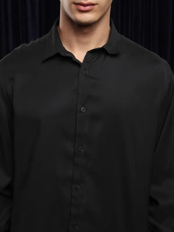 Highlander Men Black Solid Slim Fit Casual Shirt