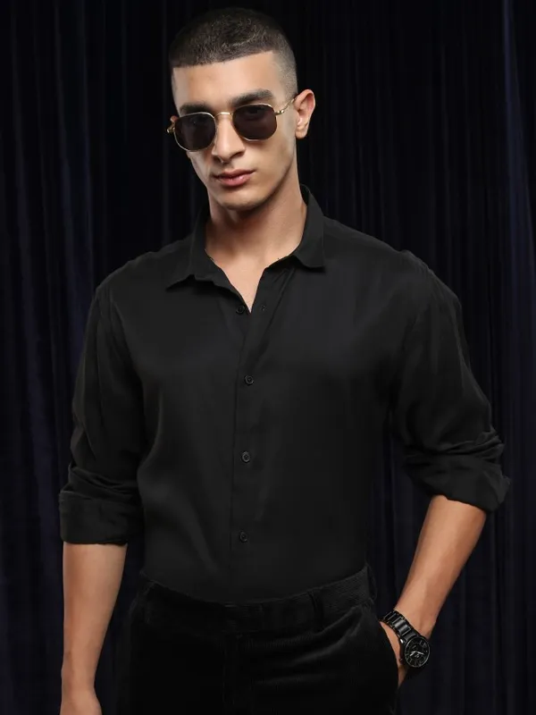 Highlander Men Black Solid Slim Fit Casual Shirt