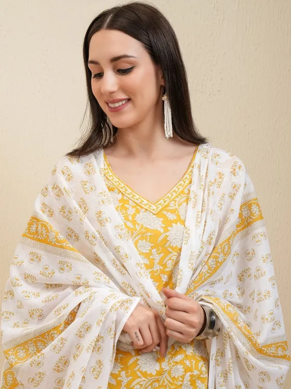 Women Kurta With Trousers & Dupatta