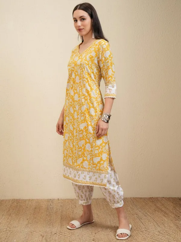 Women Kurta With Trousers & Dupatta