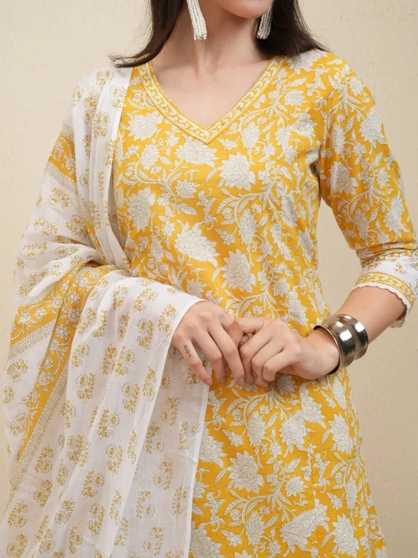 Women Kurta With Trousers & Dupatta