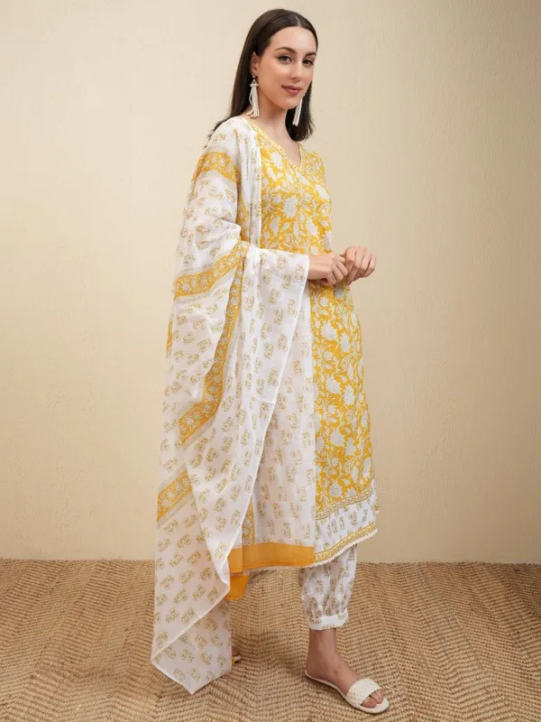Women Kurta With Trousers & Dupatta