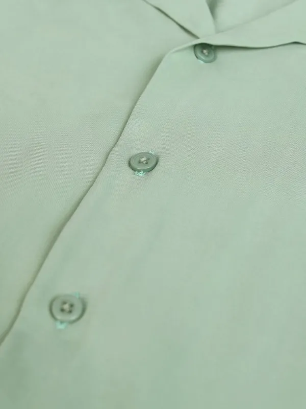 Highlander Men Green Solid Relaxed Fit Casual Shirt