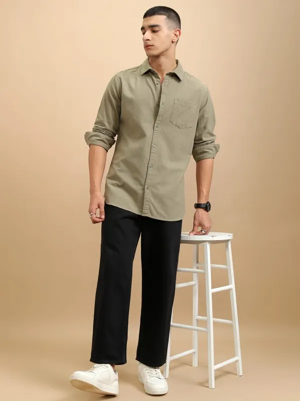 Highlander Men Olive Solid Regular Fit Casual Shirt