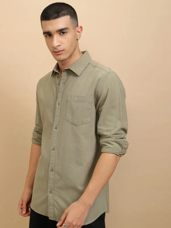 Highlander Men Olive Solid Regular Fit Casual Shirt