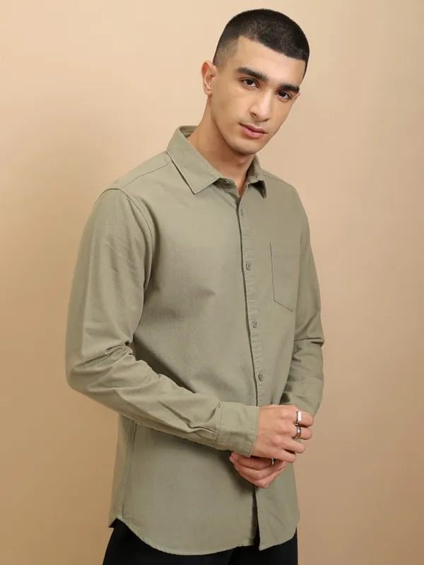Highlander Men Olive Solid Regular Fit Casual Shirt