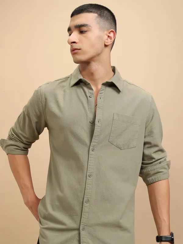 Highlander Men Olive Solid Regular Fit Casual Shirt