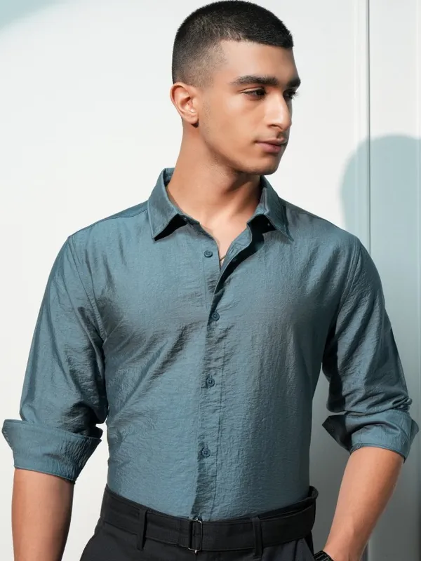 Highlander Men Teal Solid Slim Fit Casual Shirt