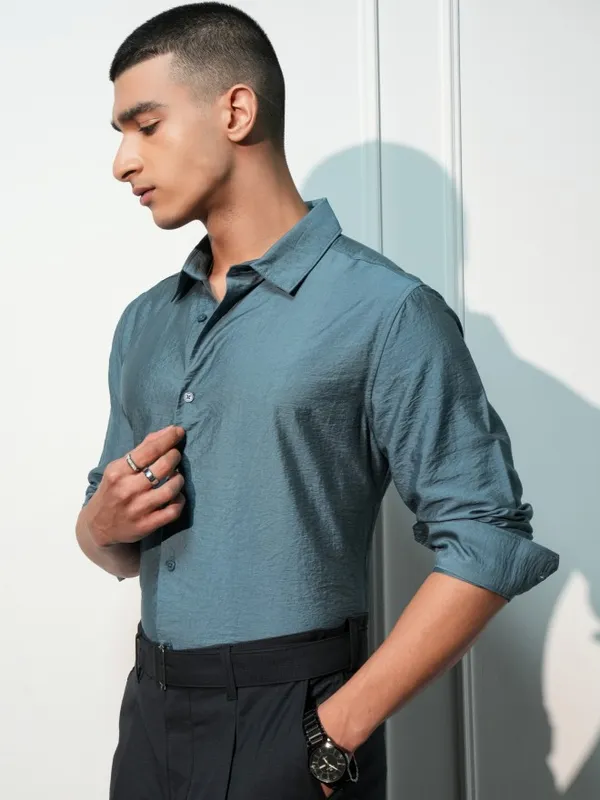 Highlander Men Teal Solid Slim Fit Casual Shirt