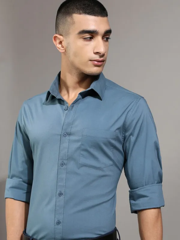 Highlander Men Blue Solid Slim Fit Casual Shirt