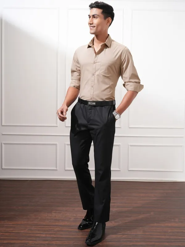 Highlander Men Taupe Solid Slim Fit Casual Shirt