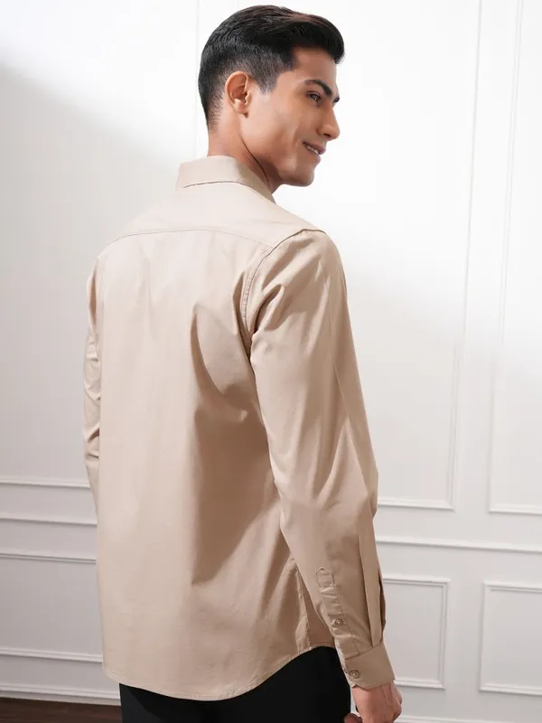 Highlander Men Taupe Solid Slim Fit Casual Shirt