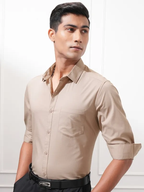 Highlander Men Taupe Solid Slim Fit Casual Shirt