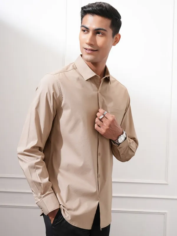 Highlander Men Taupe Solid Slim Fit Casual Shirt