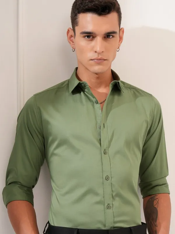 Highlander Men Olive Solid Slim Fit Casual Shirt