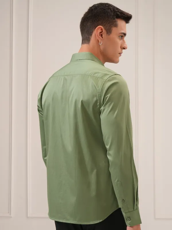 Highlander Men Olive Solid Slim Fit Casual Shirt