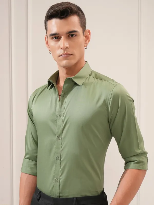 Highlander Men Olive Solid Slim Fit Casual Shirt
