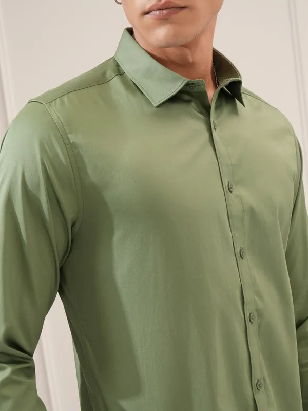 Highlander Men Olive Solid Slim Fit Casual Shirt